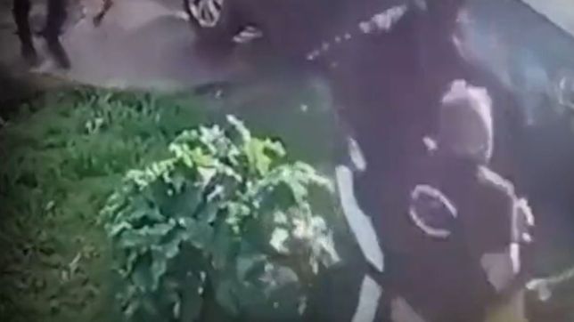 video: asi fue la entradera que sufrio un vecino de la plata mientras lavaba el auto
