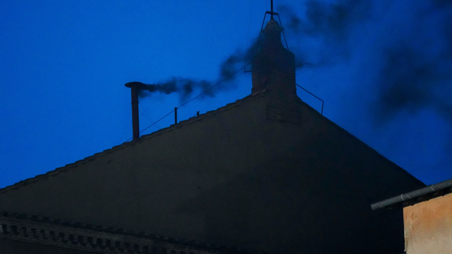 hubo fumata negra en el vaticano y por ahora no hay sucesor del papa francisco