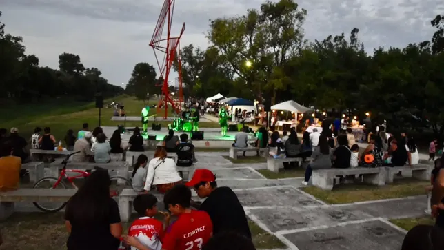 con musica en vivo, foodtrucks y puestos cerveceros, vuelven las tardecitas de verano en berisso