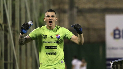 Gimnasia negocia por el arquero paraguayo Rojas, pero su llegada quedó frenada