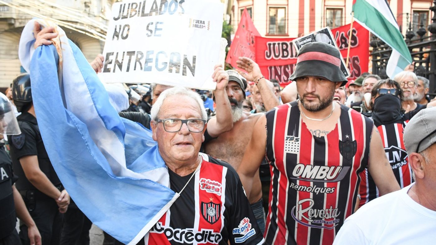 Hinchas Chacarita Marcha Jubilados.jpg