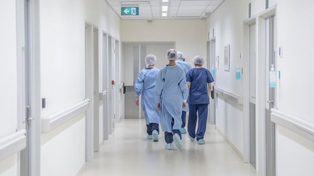 los medicos de hospitales reclaman la reapertura de paritarias y evaluan una protesta