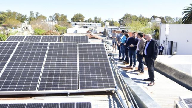 la plata ya tiene su primera estacion de servicio con paneles solares