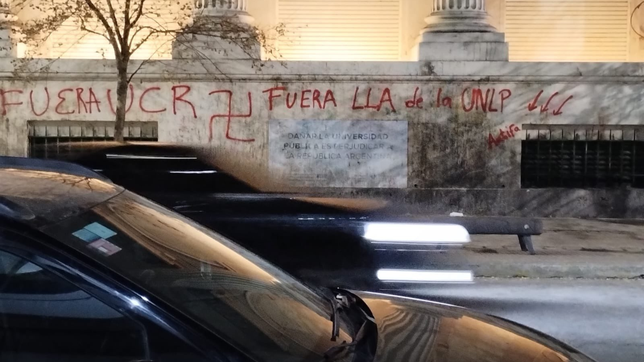 aparecieron pintadas en la plata que vinculan a la ucr con esvasticas y hubo repudio