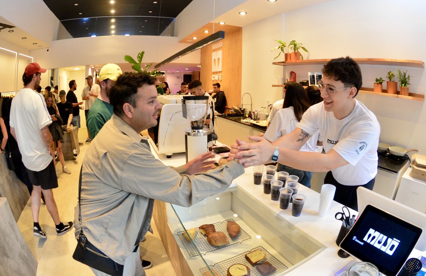 Mujo Café y Kafka funcionan en un mismo local en la ciudad de La Plata ubicado en avenida 44 entre 16 y 17.