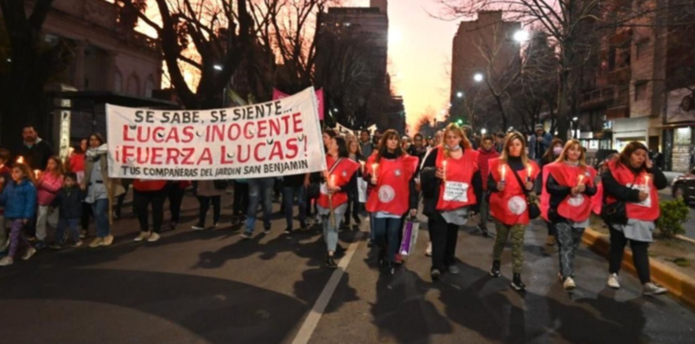 Marcha de docente en defensa de Lucas Puig