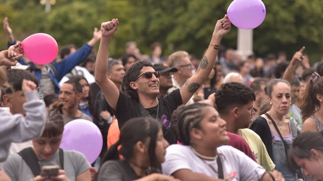 el brazilian day llega a plaza moreno con musica, danza y gastronomia tipica