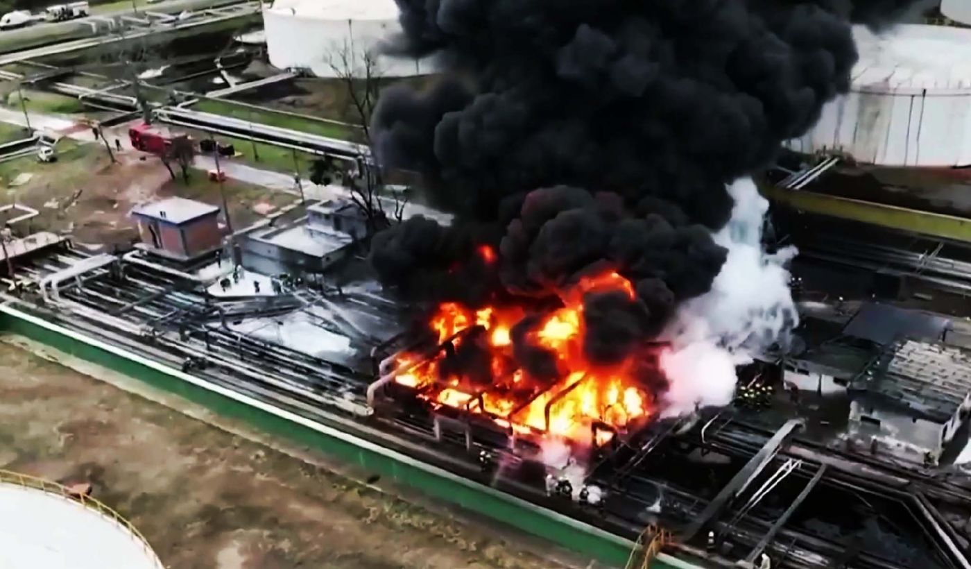 Incendio en la Refinería desde el aire.jpg