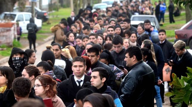 con mas de un kilometro de cola, exploto la busqueda laboral del servicio penitenciario