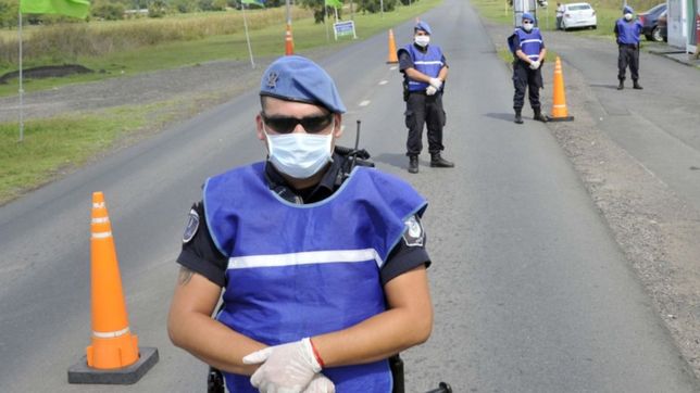 un expolicia esquivo un control, choco de frente a otro auto y amenazo a los agentes