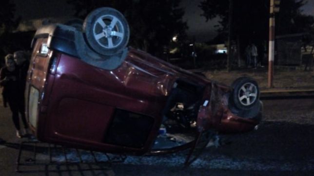impactante accidente en 122 y 32: una camioneta choco con un auto y termino volcada