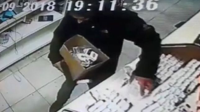 la plata y decenas de cigarrillos: asi asaltaron dos encapuchados una gnc de city bell
