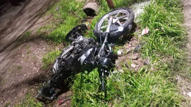 un joven motociclista choco con una camioneta y murio horas despues en el hospital