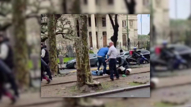 casi linchan a dos jovenes que fueron atrapados robando en pleno centro