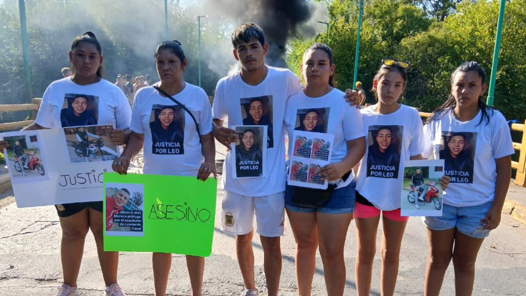 Familiares del joven asesinado en Punta Lara reclamaron justicia marchando y cortando un puente
