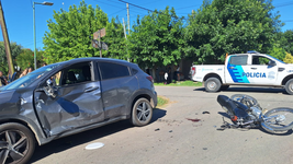 un joven lucha por su vida tras un grave choque entre una moto y una camioneta un joven lucha por su vida tras un grave choque entre una moto y una camioneta