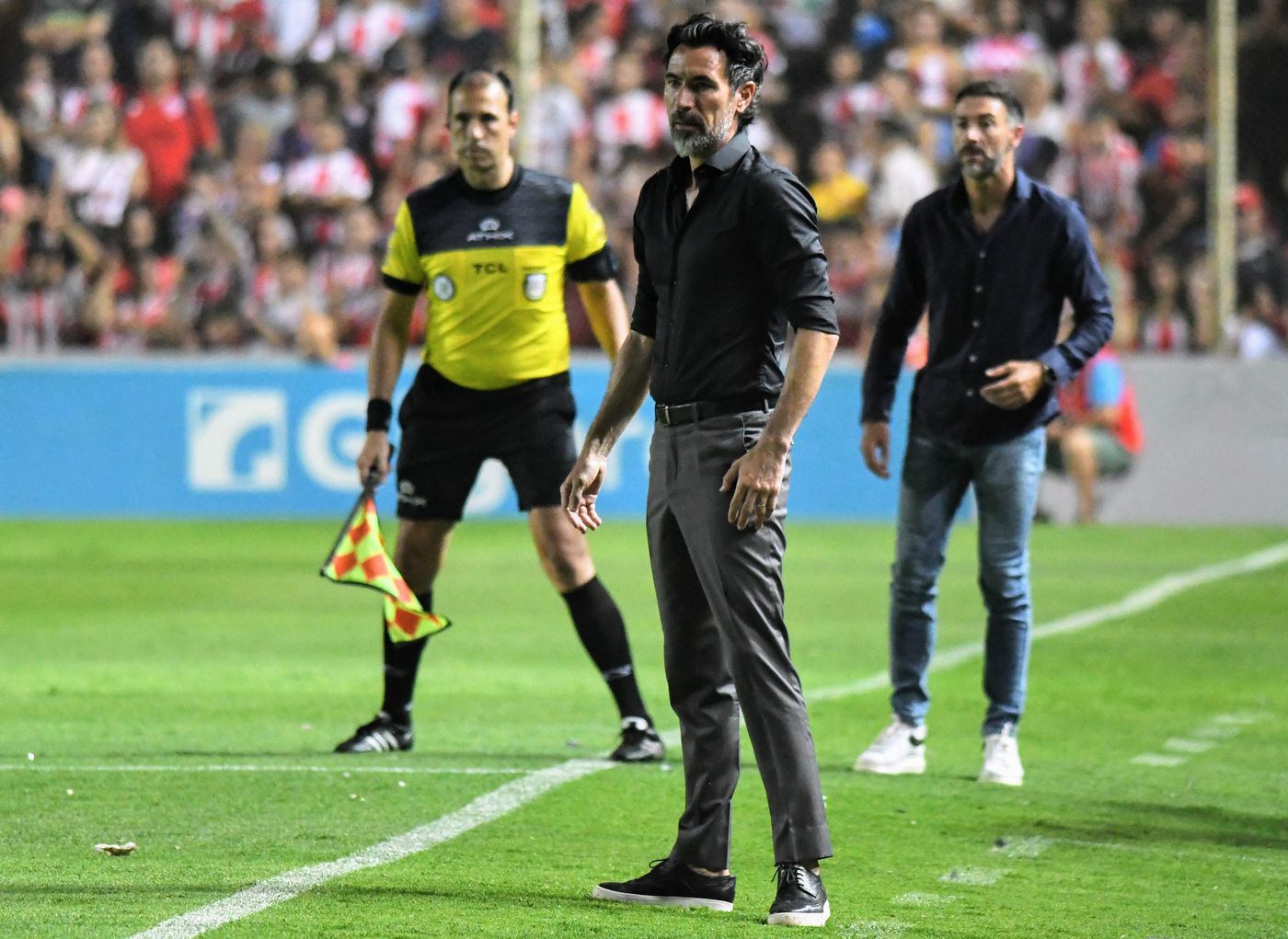 Eduardo Domínguez siguiendo de cerca el partido entre Estudiantes y Unión.