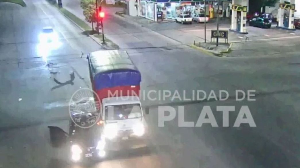 VIDEO: Extraño choque de costado en 13 y 520 entre un auto y un camión