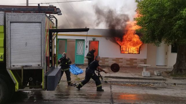 se incendio una casa que compartian ocho personas y quedaron en la calle