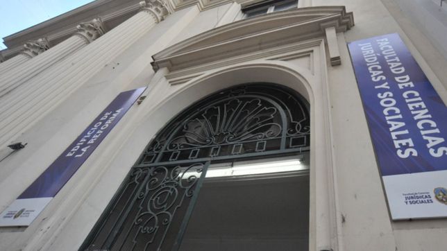 la facultad de derecho reabrio sus puertas en plena pandemia para entregar titulos