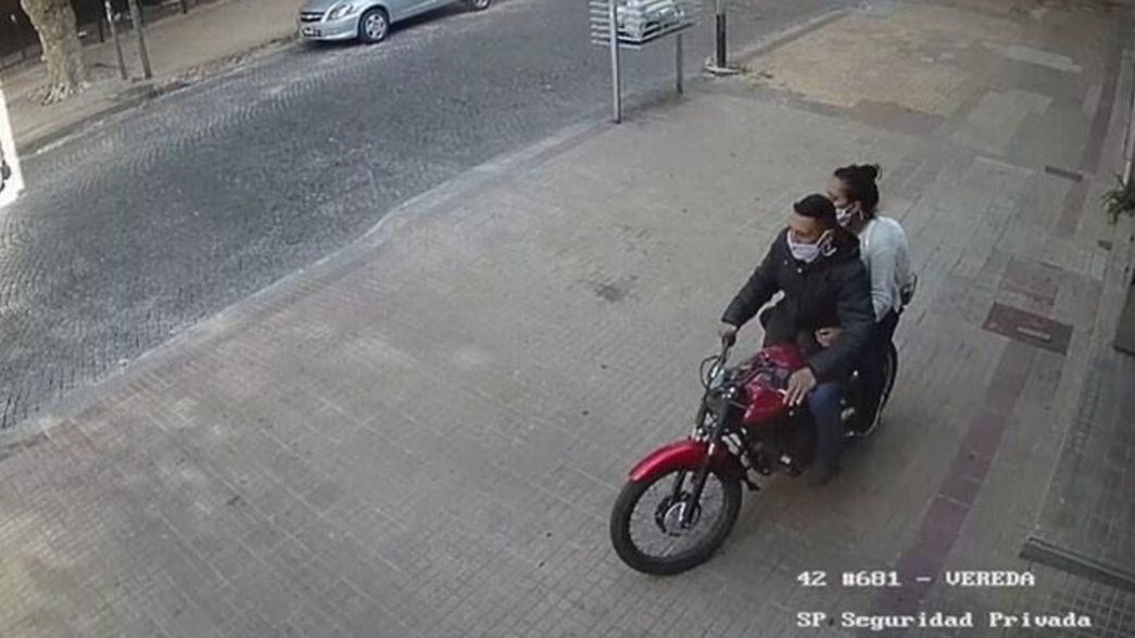 VIDEO: Con barbijos, una pareja de motochorros asaltó a una jubilada en la puerta de su casa de La Plata
