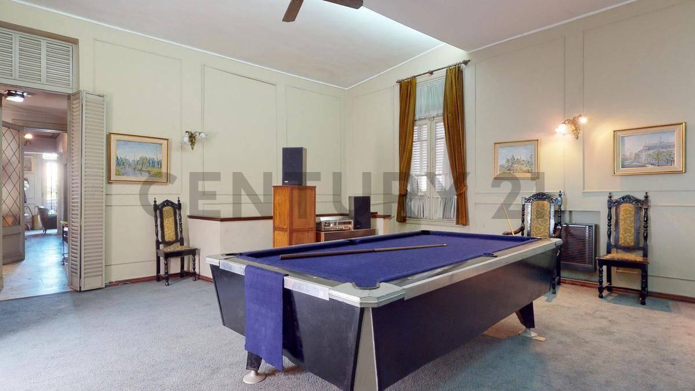 La primera planta de la imponente casona posee gran Play Room con salida al jardín.