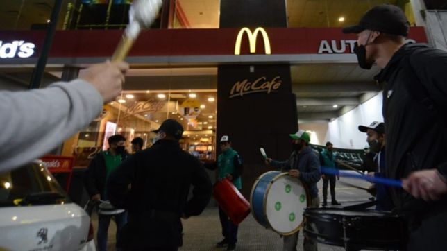 trabajadores de mcdonalds protestaron frente al automac porque solo cobran el atp