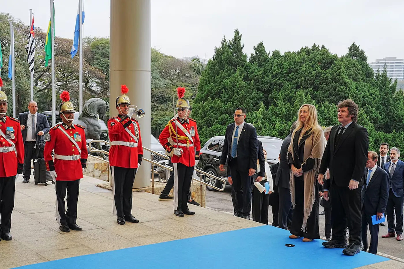Javier Milei junto a Karina Milei al arribar al Palacio dos Bandeirantes, donde inici&oacute; su agenda en San Pablo