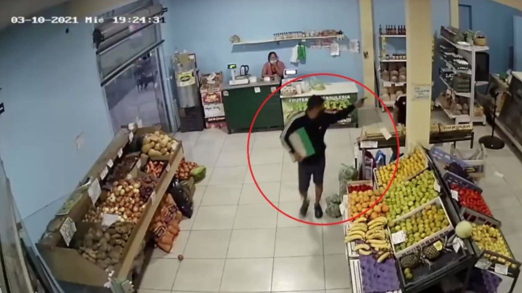 Terror en un almacén de La Plata: le apuntó a una empleada, a un cliente y se robó la caja
