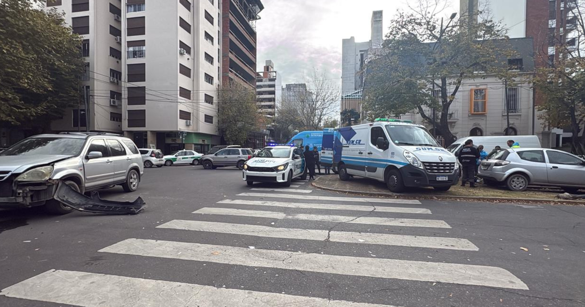 Un violento choque en el centro de La Plata entre un taxi y una ...