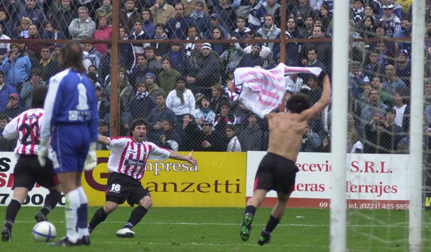 Calderón festeja su gol en el último clásico platense disputado en 1 y 57 durante agosto.
