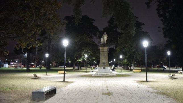 luces led, circuito aerobico y juegos: renovaron dos plazas centricas de la plata