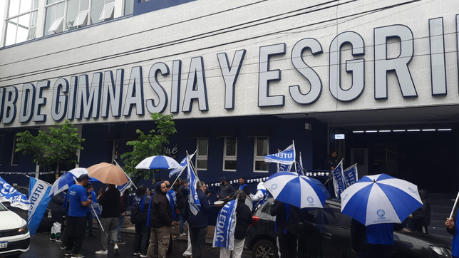 el gremio utedyc se movilizo hasta la sede de gimnasia por los reclamos salariales