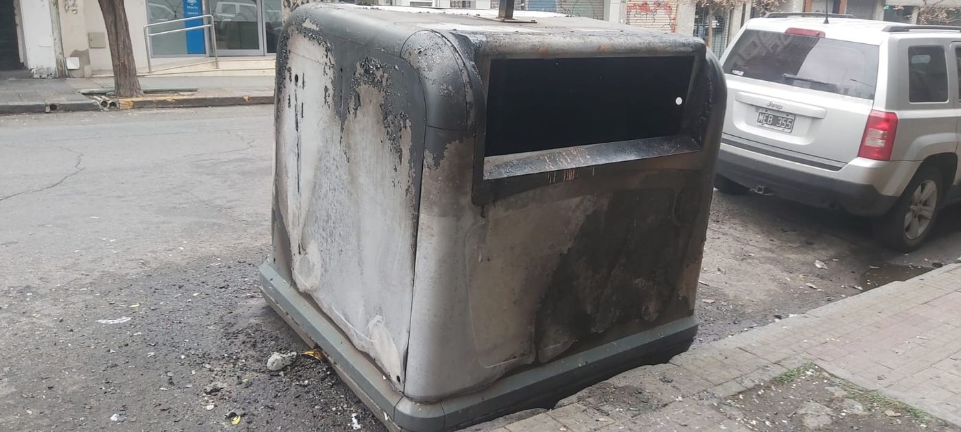 Así se encuentra el contenedor del centro de La Plata tras los numerosos incendios que viene sufriendo durante los últimos meses.