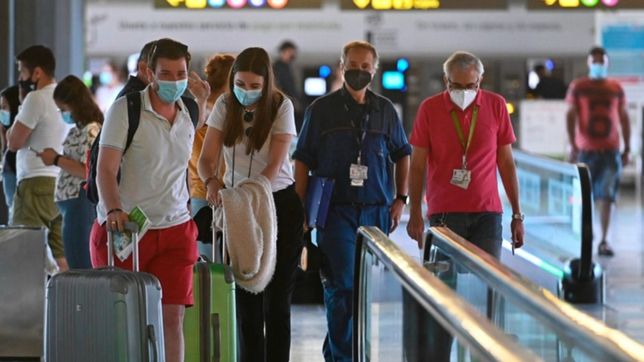 coronavirus: vuelve el barbijo obligatorio en aviones y aeropuertos de brasil