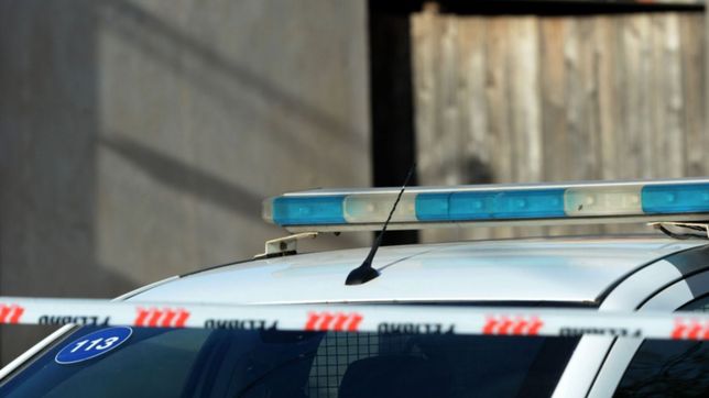asaltaron y abusaron sexualmente de una mujer mientras esperaba el micro en la plata
