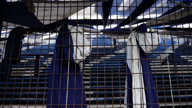 un hincha del leon paso frente a otros del lobo, lo atacaron y lo dejaron en calzoncillos