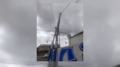 Dos postes de luz cedieron por los fuertes vientos en La Plata y dejaron un barrio sin luz