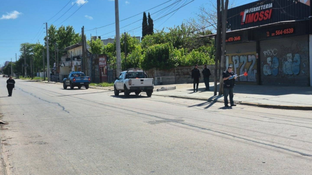 tres jovenes que iban en una moto se cayeron en plena avenida 44 y uno murio