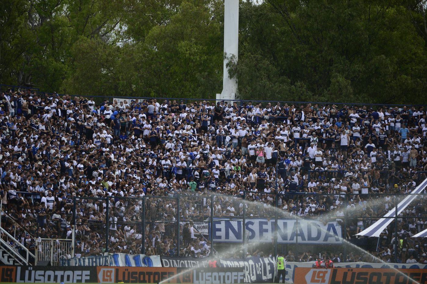 Gimnasia Estudiantes clásico hinchas 7