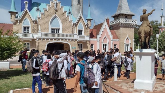 emotiva visita de chicos de escuelas de la plata que no conocian la republica de los ninos