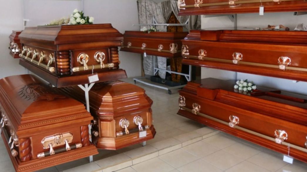 Millonario robo en una funeraria: encañonaron al dueño y escaparon con pesos y dólares