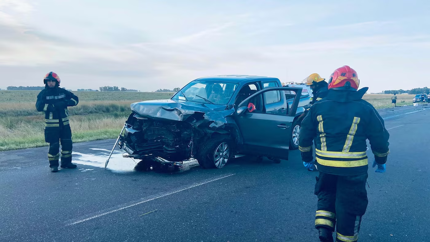 Los bomberos trabajando en la zona del accidente, cerca de Las Flores