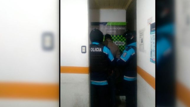un peluquero le prometio trabajo a una joven y la grabo desnuda
