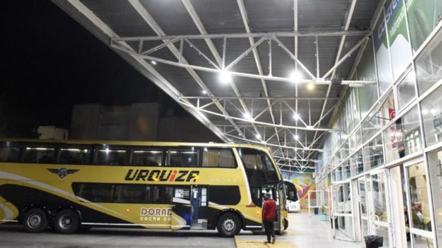 reemplazo de vidrios, luces led y bacheo: asi quedo la renovada terminal de la plata