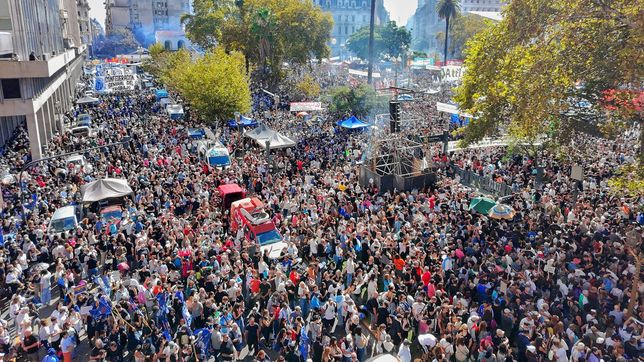 miles de personas copan la plaza de mayo a 50 anos del ultimo golpe de estado