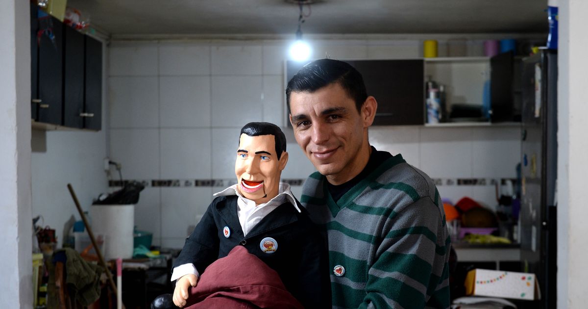 La historia del unico ventrilocuo de La Plata y su muneco Carlitos