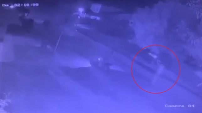 video: motochorros intentaron robar una moto en berisso y atacaron a tiros a las victimas