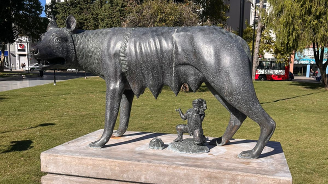 desaparecio de plaza italia una de las figuras de la estatua de romulo y remo inaugurada en 2025