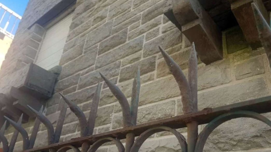 Quiso saltar una reja para entrar a una casa deshabitada y se la clavó en los testículos